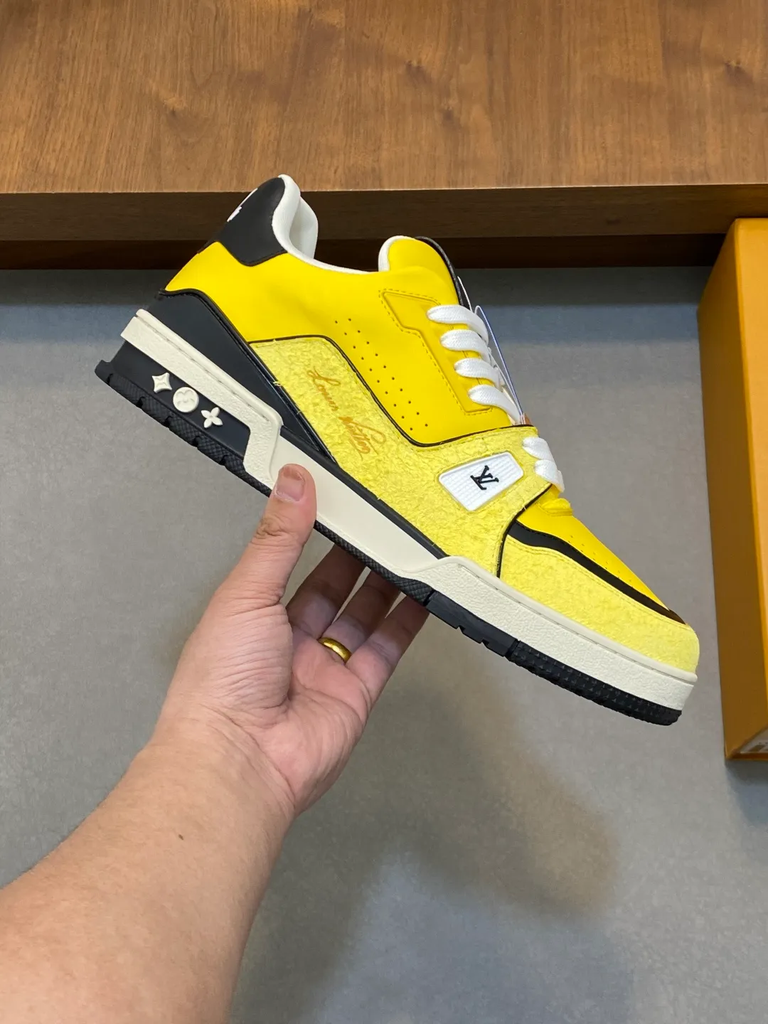 Men's men's shoes 💰820 Lujia New Color Men's 🧍‍♂️trainer sneakers, this LV Trainer sneaker is made of soft grained calfskin, showing pure tones, the #54 logo on the back traces the brand's birth in 1854, the designer's handwritten brand logo embellishes one side, designed by Virgil Abloh himself, a very commemorative sneaker, the new LV Louis Vuitton louis vuitton trainer sneaker low casual sports culture versatile basketball sneakers Size: 35-46 (customized for women 40, men 46)